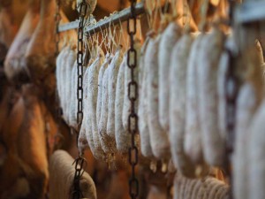 sechoir-saucisses-charcuterie-souchon